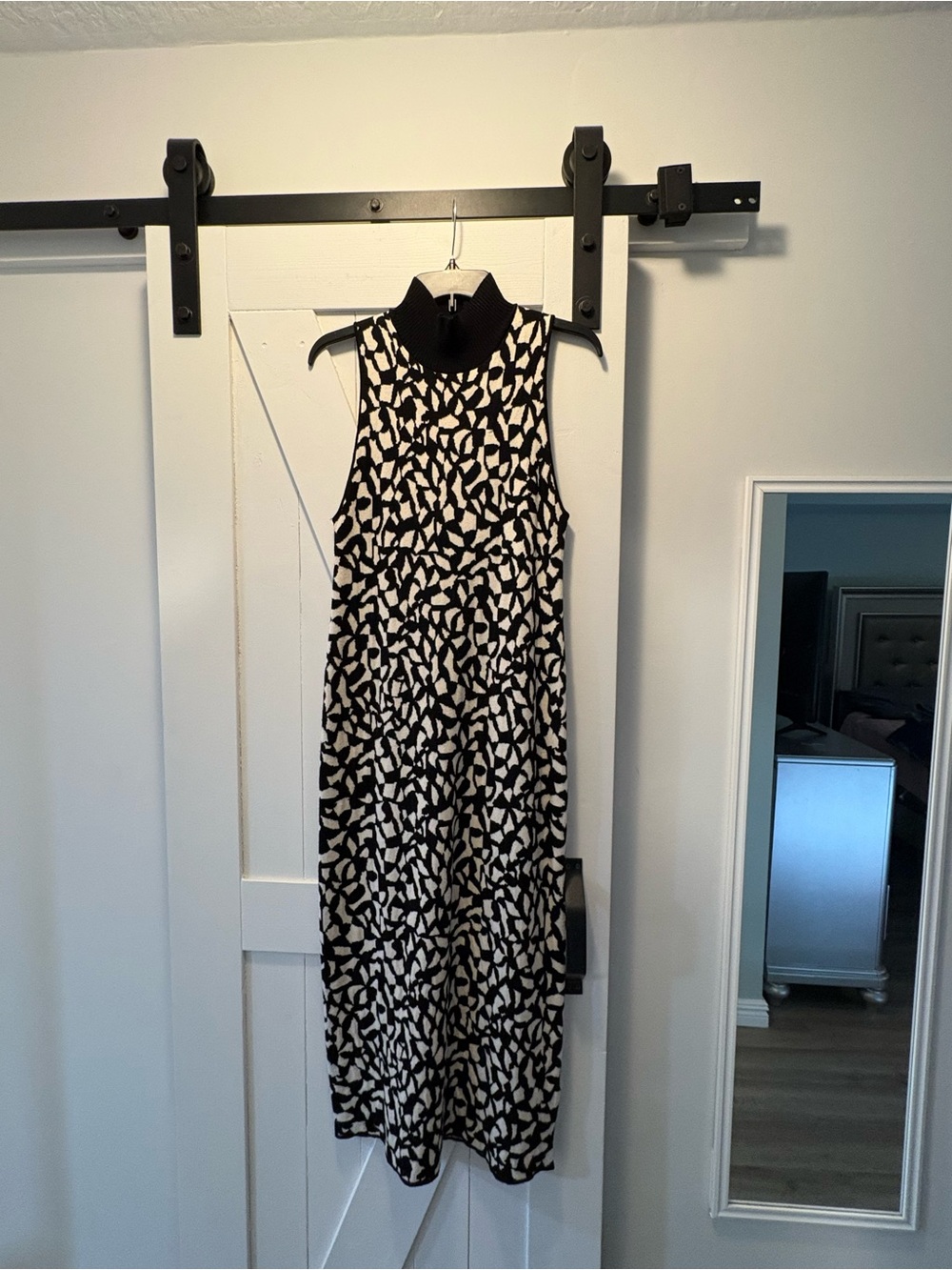 Maggy London Black and White Sleeveless Mock Neck Midi Dress with Abstract Print